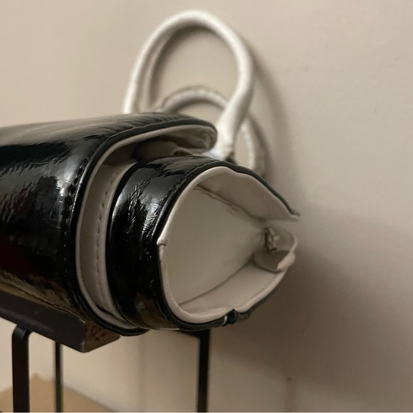 Vintage Y2K Faux Patent Leather Black & White Handbag w Oversized Toggle Pocket - Picture 16 of 16